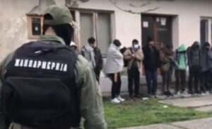 Dva dana nakon stravičnog ubistva! Policija na autobuskoj stanici zatekla 20 migranata