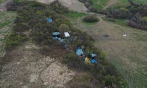 Jedan od gorućih problema BiH: Divlji migrantski kampovi niču na sve strane, ljudi u strahu