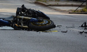 Hitno prevezen u UKC RS u Banjaluci: U nesreći teško povrijeđen vozač motocikla