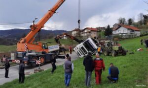 Kamion pao na auto: Vatrogasci nadljudskim naporima izvukli ženu iz olupine