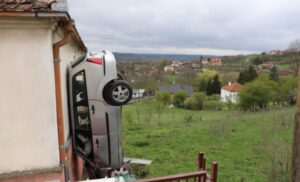 Nevjerovatan epilog saobraćajke: Automobil stoji “priljubljen” uz fasadu kuće