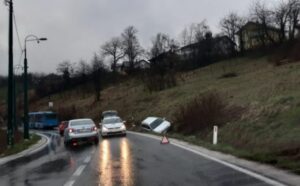 Na sreću – u nesreći nije bilo povrijeđenih: Vozilo sletjelo sa kolovoza u kanal