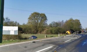 Automobil se zabio pod kamion: Dvije osobe poginule u stravičnoj saobraćajki