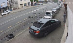 “Audi” u punoj brzini kosio sve pred sobom: Pješaci jedva izvukli živu glavu VIDEO