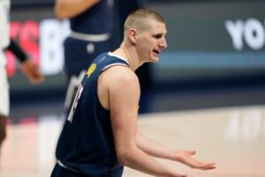 Srpski košarkaš ponovo u centru pažnje: Nikola Jokić se naljutio na sudiju VIDEO