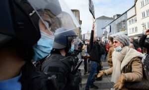 Sukob policije i demonstranata: Na protestu odjekivalo ”Mir, sloboda, ne diktaturi”