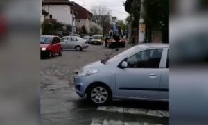 Hit scena! Pauk krenuo da mu diže auto, vozač počeo da bježi i “ponio policajca” VIDEO