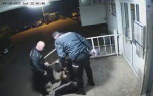 Ljudi širom BiH zgroženi! Policajaci koji su brutalno tukli mladića udaljeni s dužnosti