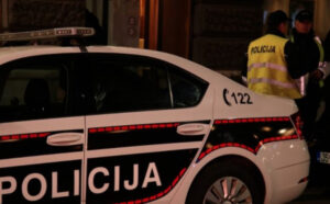 Prevezena u bolnicu: Žena skočila u Miljacku, policajci je spasili
