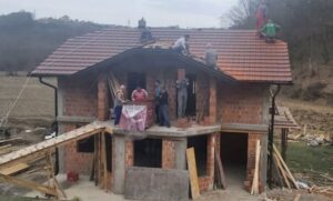 Pokrivena kuća porodice Bojanić: Komšije i sugrađani pomogli kada je bilo najteže