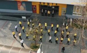 Oduševili sve: Objavljen novi snimak plesa poštara u Banjaluci VIDEO