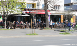 Prvi dan relaksacije mjera: Banjalučani uživaju u baštama omiljenih lokala FOTO