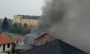 Gori kuća u gradu: Vatrogasci se bore sa vatrom