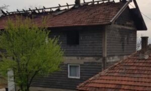 Požar zahvatio kuću: Evakuisana starija osoba koja je živjela sama