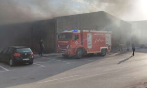 Gori skladište! Iz objekta koji se nalazi uz stambenu zgradu kulja crni dim