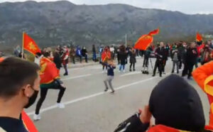 Treći dan “dizanja glasa nezadovoljstva”: Bakljada na ulici, igra se crnogorsko kolo VIDEO