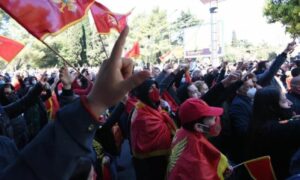 Orile se Tompsonove pjesme, letjela jaja i petarde: Incidenti na protestima u Crnoj Gori VIDEO