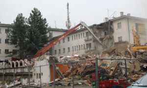 Prvi korak do “Bijelog dvora”: Bageri ruše zgrade u centru Banjaluke FOTO