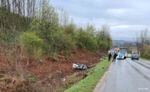 Teška nesreća kod Banjaluke: Automobil završio na krovu FOTO