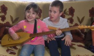 Instrument joj draži od lutke: Sedmogodišnja Željana šargijom uveseljava porodicu
