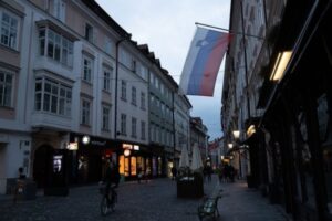 Škole ponovo prelaze na onlajn! Slovenija ušla u treći lokdaun zbog korone