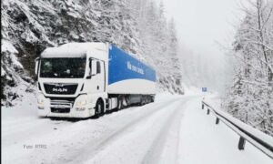 Aprilski snijeg na Oštrelju: Vožnja nemoguća bez zimske opreme VIDEO