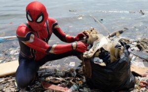 Superheroj opet “u akciji”: Spajdermen godinama čisti obale od smeća i šalje jaku poruku