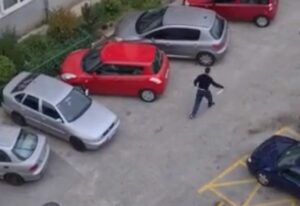 Mladić naoružan nožem šetao po ulici, policija ga jedva savladala VIDEO