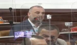 Stanarević se zaigrao na sjednici: Tokom rasprave o budžetu mikrofon stavljao u oko VIDEO