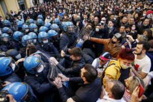 Sukob ugostitelja i preduzetnika sa policijom ispred zgrade parlamenta Italije