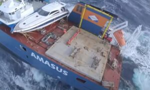 Dramatičan snimak spasavanja posade: Teretni brod usred olujnog nevremena