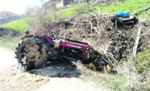 Teška nesreća u voćnjaku! Prevrnuo se traktor, muškarac (68) izdahnuo u bolnici