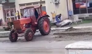 Incident u Hrvatskoj: Traktorom srušili partizanski spomenik uz poruku “Evo vam četnici” VIDEO