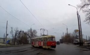 Sreća u nesreći! Tramvaj iskočio iz šina i klizao ka autu, vozač vješto izbjegao udes