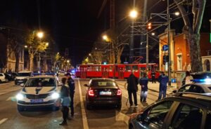 Tramvaj iskočio iz šina i udario u zgradu