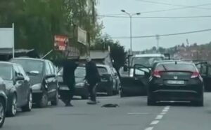 Sijevale stolice i palice: Žestoka tuča u centru grada – nasred ulice VIDEO