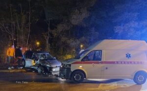 U sudaru vozila Hitne pomoći i automobila povrijeđeno više osoba