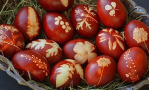Zašto se jaja za Vaskrs boje u crveno? Ove legende objašnjavaju porijeklo običaja koji se praktikuje i danas