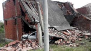Mercedes sletio s puta: Srušio kuću u izgradnji, četiri osobe povrijeđene