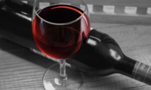 Žene će biti “zahvalne”: Sjajni trikovi za efikasno skidanje fleka od crnog vina
