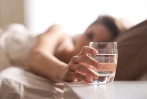 Ubrzava metabolizam: Ispijanje čaše mlake vode od ranog jutra podstiče mršavljenje