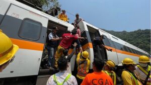 Voz iskočio iz šina, poginulo najmanje 36 ljudi, više od 70 zarobljeno
