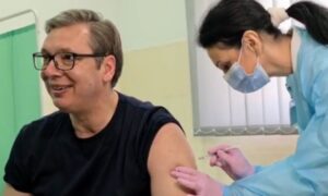 Doktorki donio buket cvijeća! Vučić primio kinesku vakcinu VIDEO