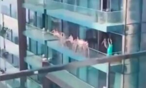 Prijeti im zatvor zbog razvrata: Gole žene se fotografisale na balkonu u Dubaiju VIDEO