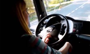 Dame za volanom – bez straha: Žene u sve većem broju odlučuju da voze kamion