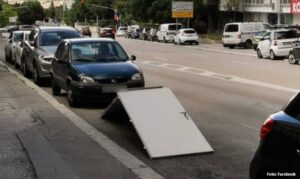 Dalmatinac nasmijao mnoge prolaznike: Domišljat način čuvanja parking mjesta