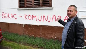 “Šokac-komunjara”: Načelniku opštine išarali kuću i probušili gume