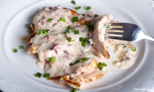 Ručak dostojan parčeta raja: Piletina u slanini sa sosom od gljiva