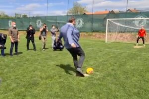 Stigao i na fudbal: Pogledajte kako Vučić šutira penal VIDEO