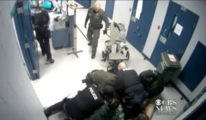Novi slučaj brutalnosti drma Ameriku: Zatvorenik se ugušio dok su policajci klečali na njemu VIDEO